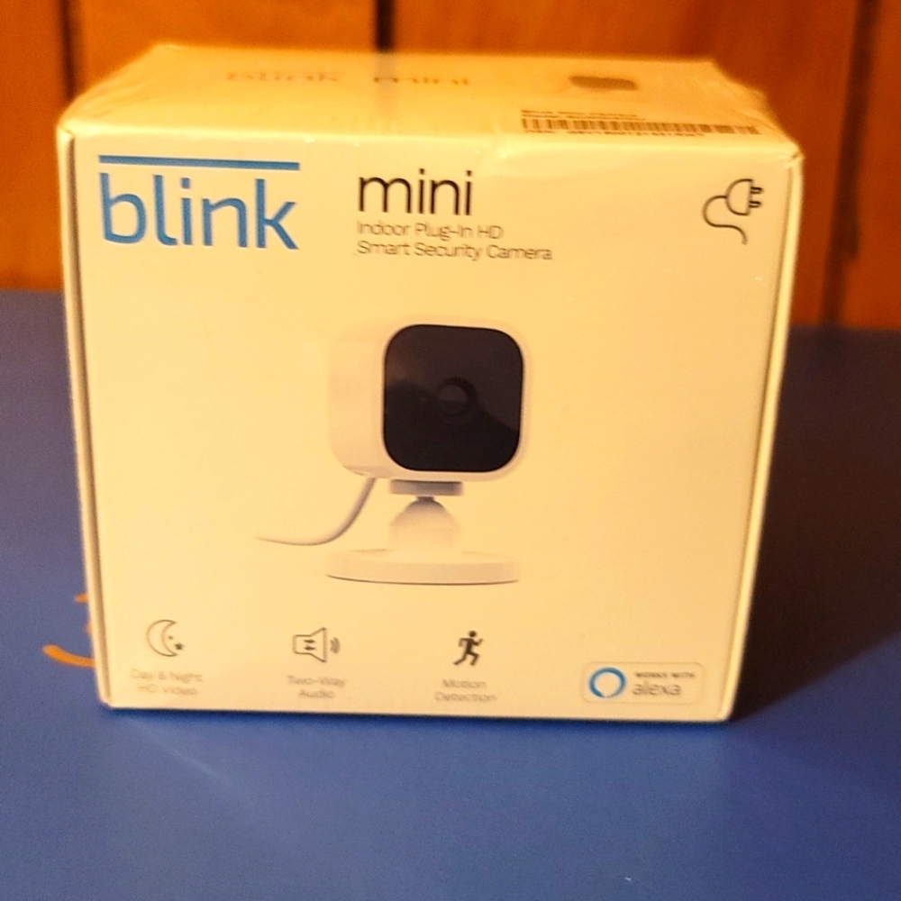 BLINK Mini Indoor Plug-in HD Smart Security Camera w/ Motion Detection (White)